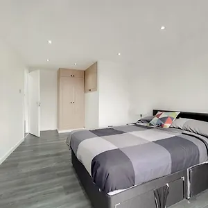 Lovely 4 Bed Perfect For Families! , London United Kingdom
